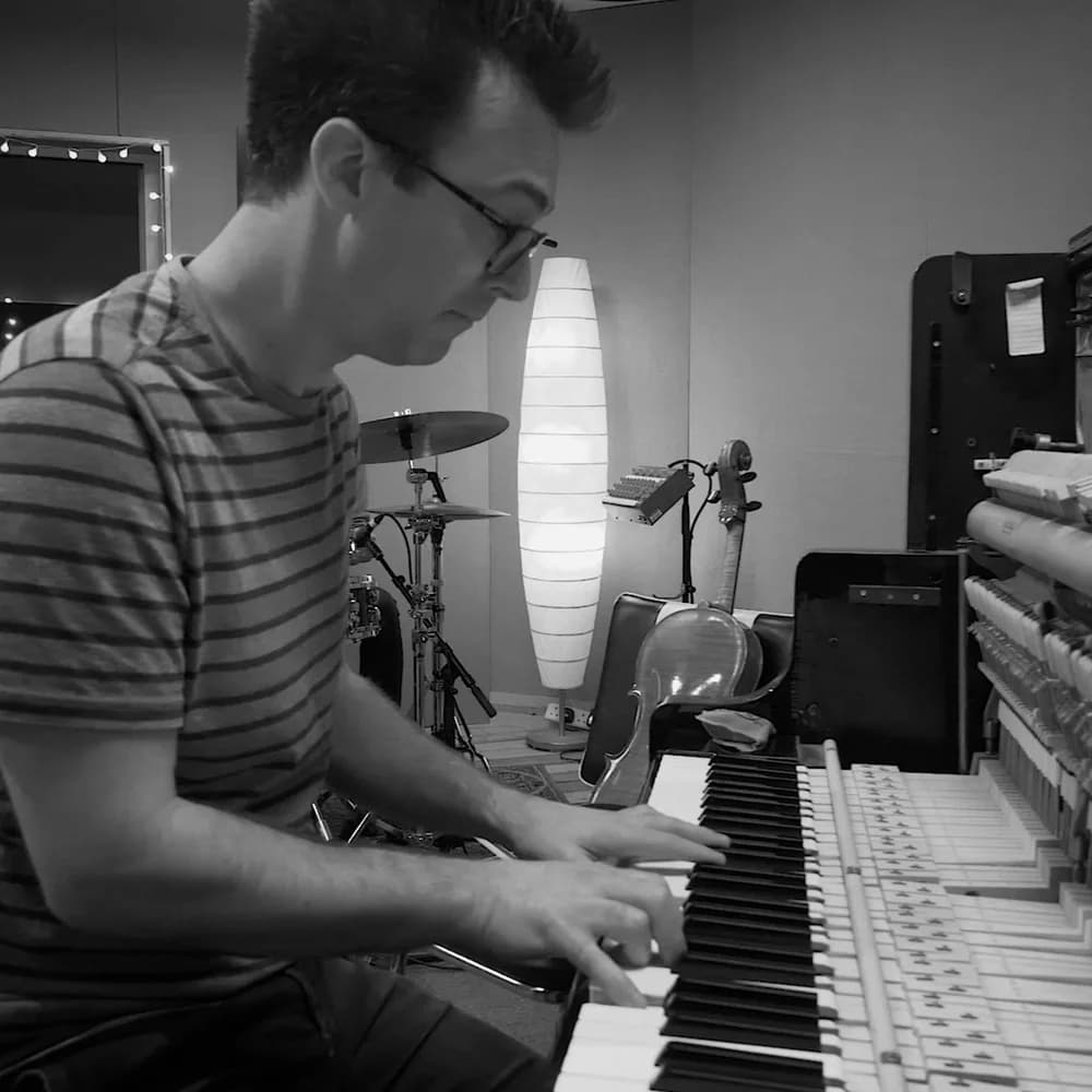 Pete Billington playing keyboards at a Masterlink Session